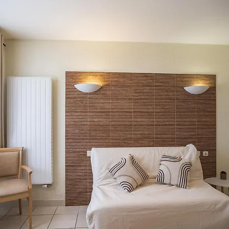 Otel Le Petit Savinois - 2km De Troyes - Parking Prive *