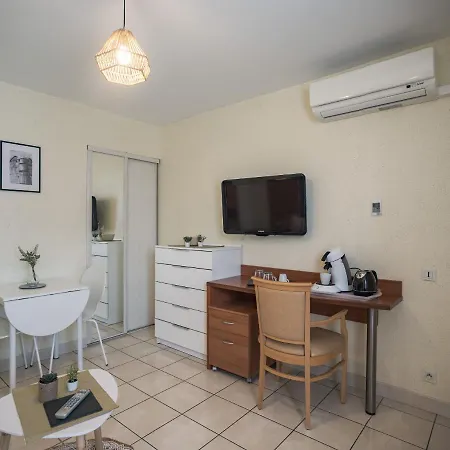 Otel Le Petit Savinois - 2km De Troyes - Parking Prive *